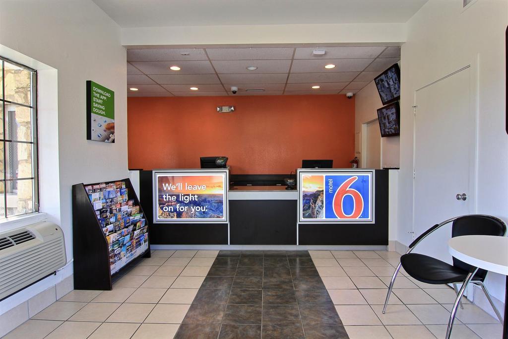 Motel 6 Austin, Tx - Central Downtown Ut المظهر الخارجي الصورة
