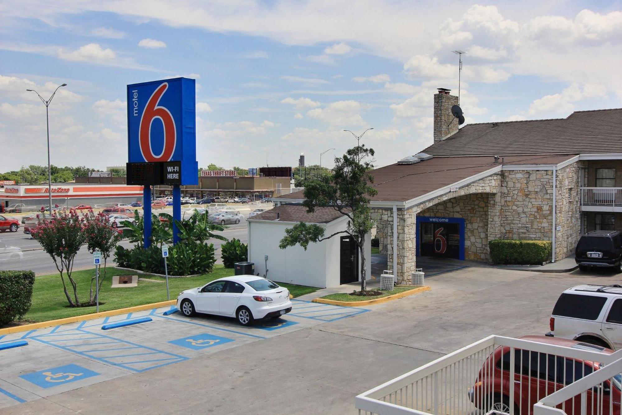Motel 6 Austin, Tx - Central Downtown Ut المظهر الخارجي الصورة