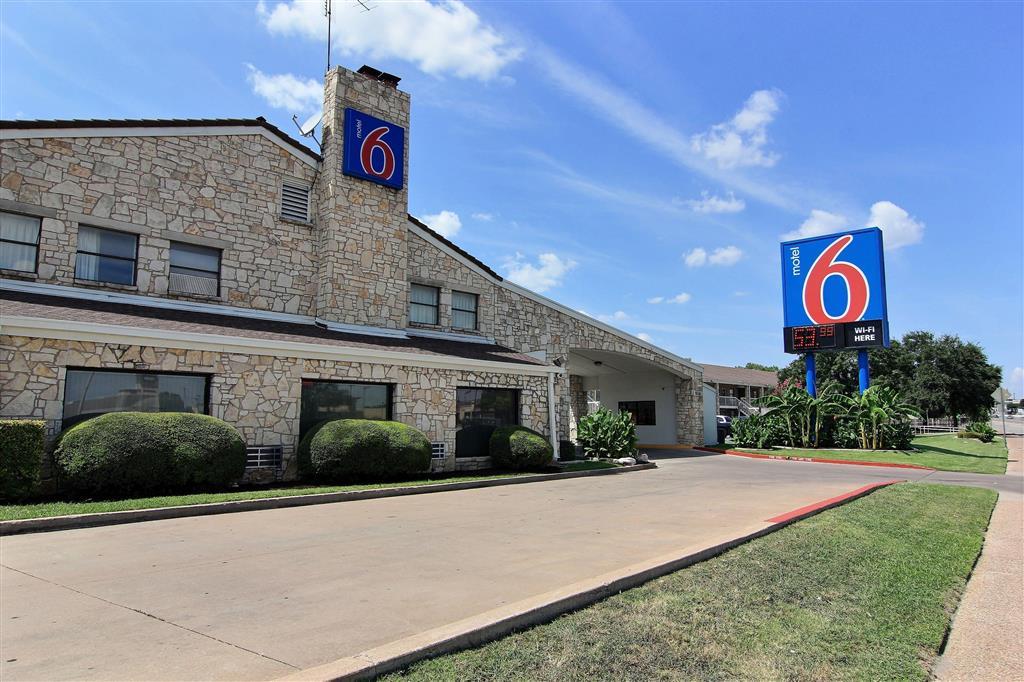 Motel 6 Austin, Tx - Central Downtown Ut المظهر الخارجي الصورة