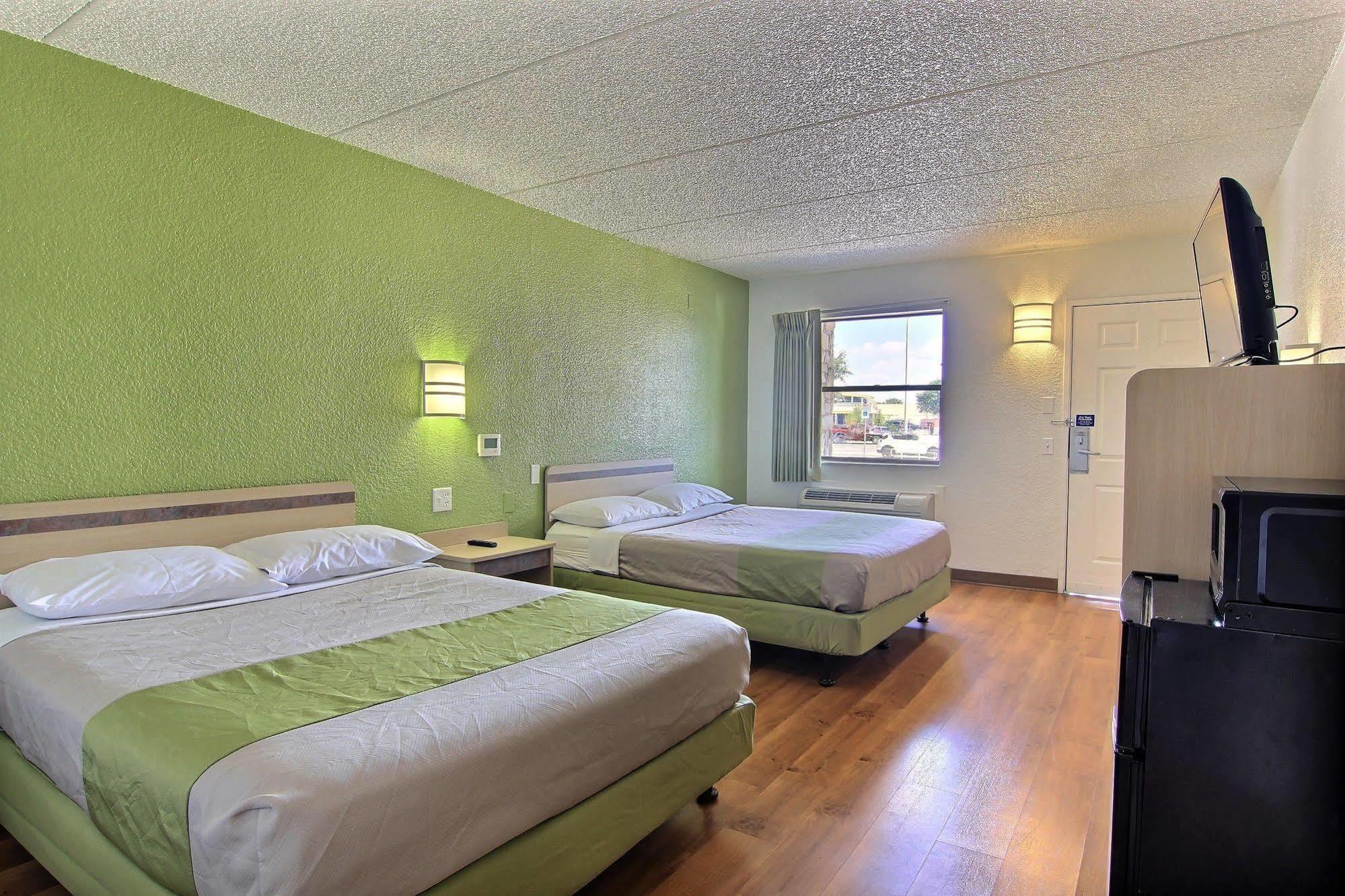 Motel 6 Austin, Tx - Central Downtown Ut المظهر الخارجي الصورة