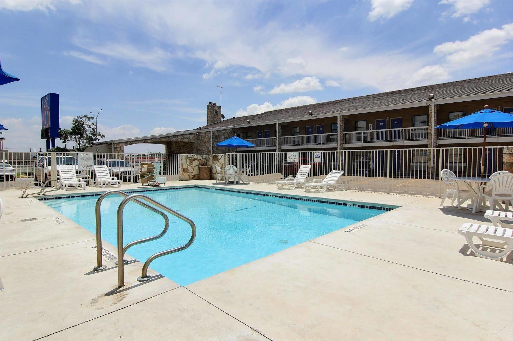 Motel 6 Austin, Tx - Central Downtown Ut المظهر الخارجي الصورة